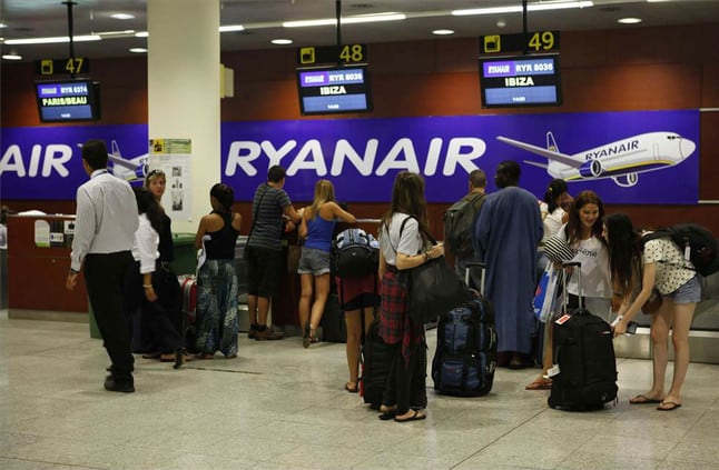 Fomento advierte sanciones a Ryanair si no atiende derechos de pasajeros