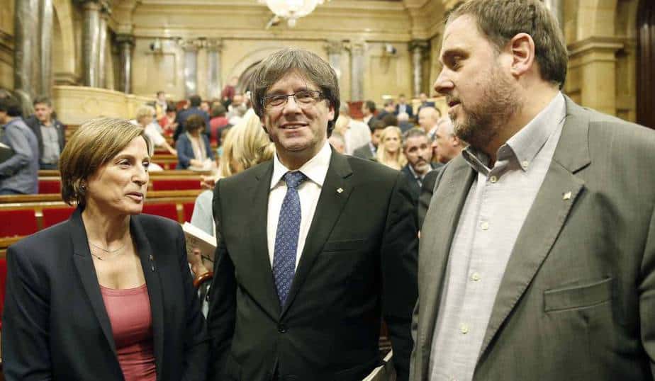 De izq a der: Carme Forcadell, Carles Puigdemont y Oriol Junqueras