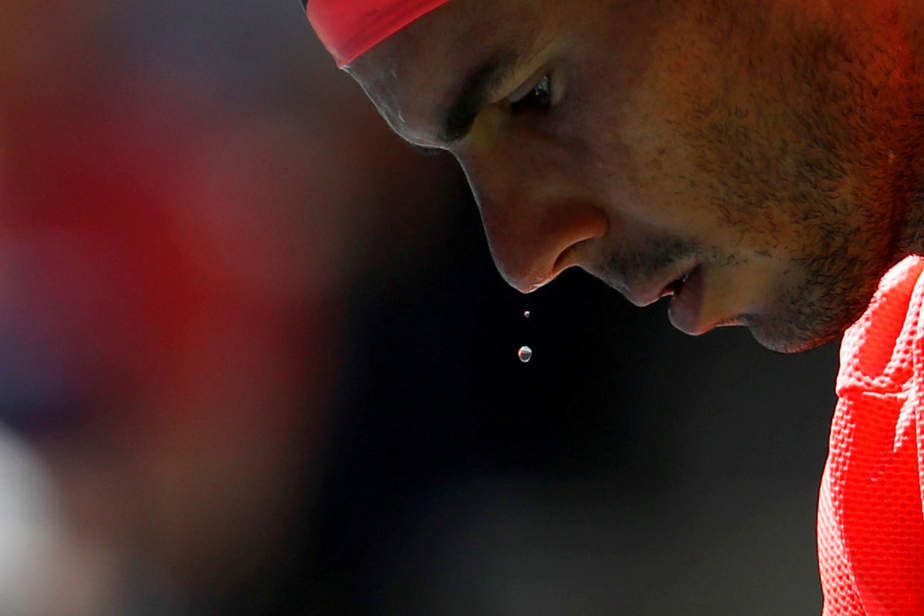 Tenis - Abierto de Estados Unidos - Nueva York, Estados Unidos - 4 de septiembre de 2017 - El sudor cae desde Rafael Nadal, de España, durante su cuarta ronda contra Alexandr Dolgopolov, de Ucrania.