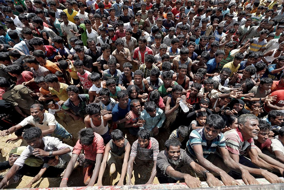 Los refugiados de Rohingya reaccionan cuando la ayuda se distribuye en el Bazar de Cox, Bangladesh