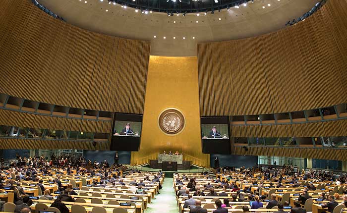 Asamblea General de la ONU, tratando de evitar la guerra.