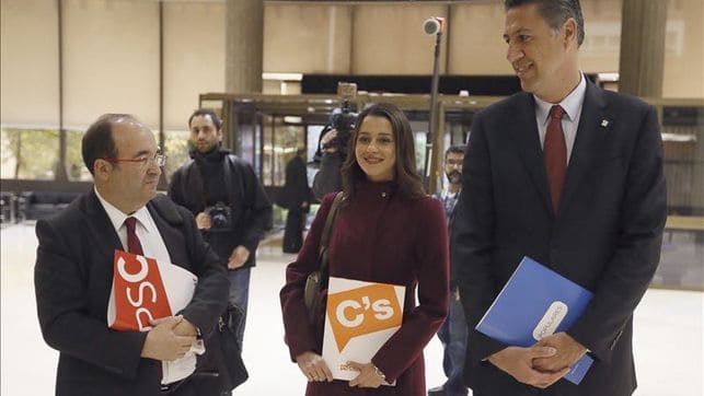 Arrimadas, Albiol e Iceta se mantienen reuniones a varias bandas en el Parlament de Cataluña