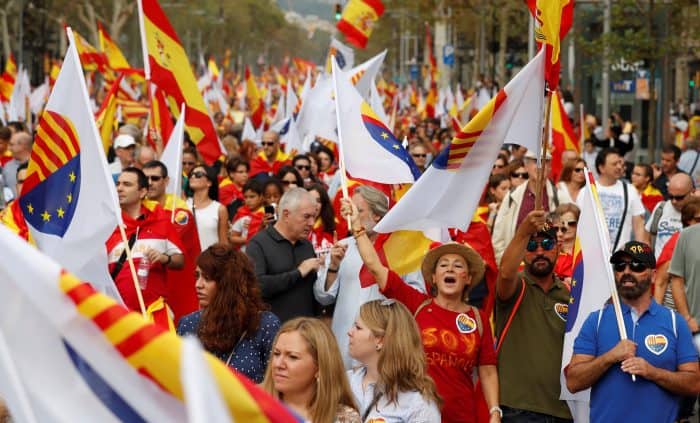 Gritos de "Puigdemont a prisión" en la manifestación del 12-O en Barcelona