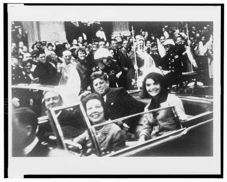 Imagen de archivo del expresidente estadounidense John F. Kennedy (centro) y la ex primera dama Jacqueline Kennedy momentos antes del magnicidio en Dallas,Texas, el 22 de noviembre de 1963. REUTERS