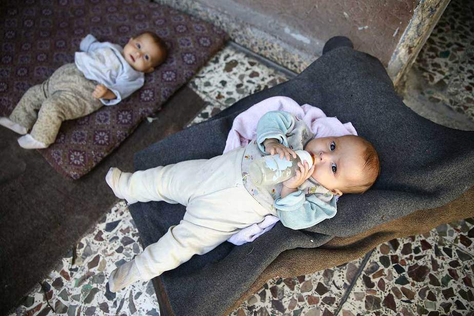 En la zona de Hazzeh, en Ghouta, al este de Damasco Safa y Marwa sufren de desnutrición. Al menos 1,200 niños en Ghouta oriental sufren de desnutrición, en aumento con otros 1.500 en riesgo, dijo una portavoz de la agencia de Naciones Unidas para la infancia UNICEF. "Podríamos estar a las puertas de la inanición, de una catástrofe médica", dijo el trabajador de salud Mahmoud al-Sheikh. Dijo que los niños aún no se estaban muriendo de hambre, pero que podrían estarlo pronto. "Dios ayude a la gente en el tiempo venidero". REUTERS