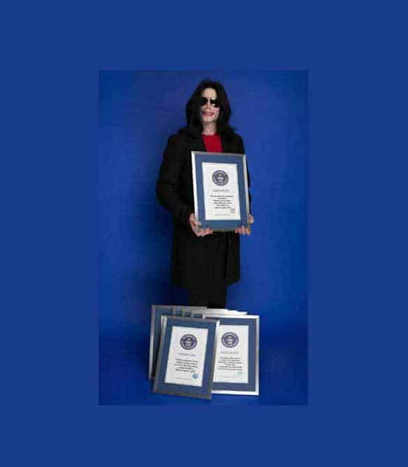 Michael Jackson con sus premios Guinnes World Records