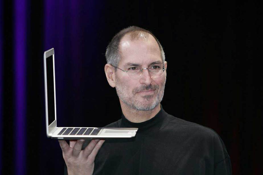 Steve Jobs con la MacBook