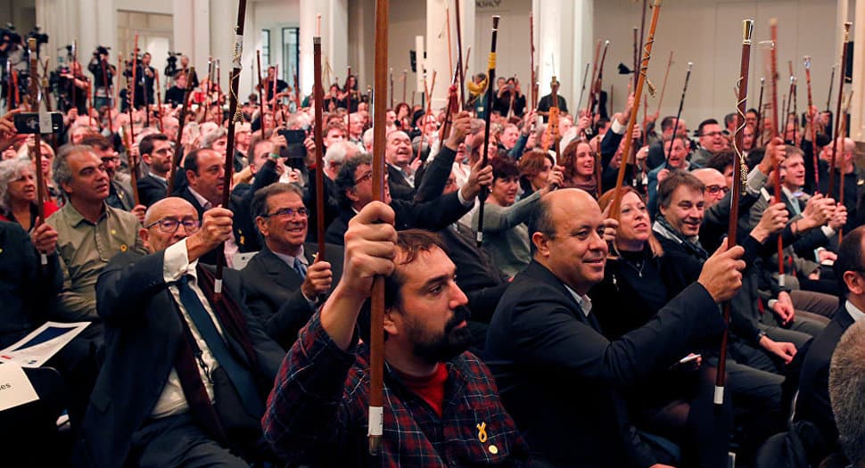 Unos 200 alcaldes catalanes se reúnen en Bruselas para apoyar al "Govern en el exilio"