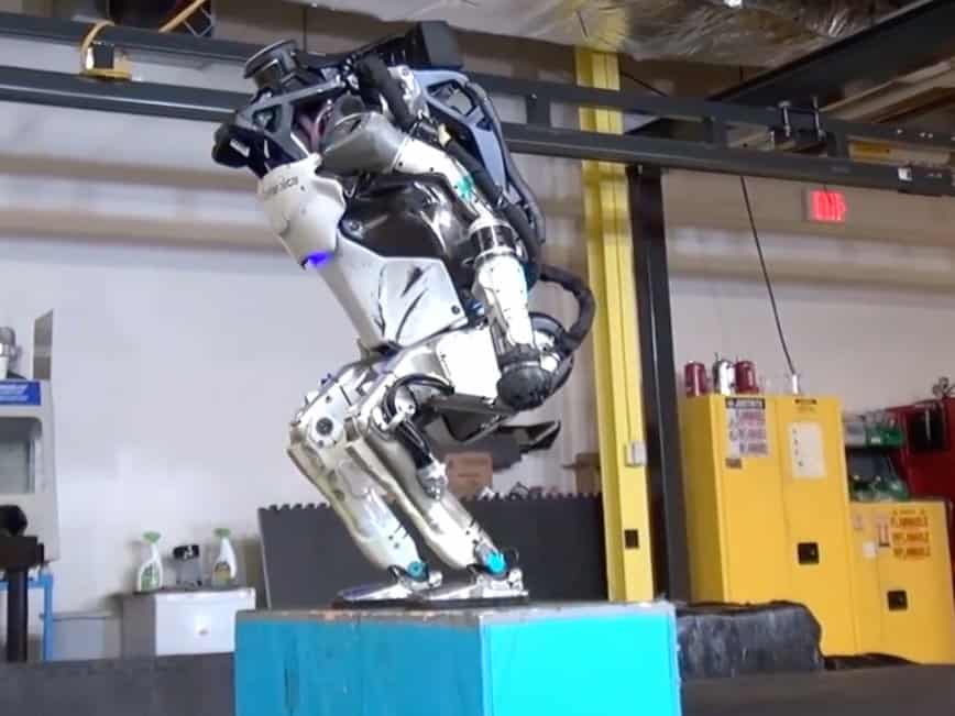 Atlas el robot que hace saltos de espalda enloquece al mundo Cambio16
