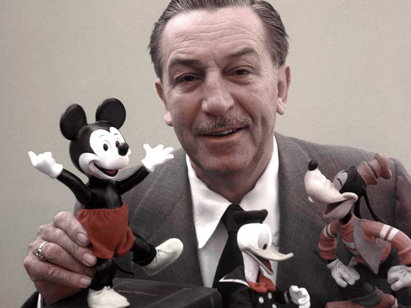 Walt Disney con sus creaciones