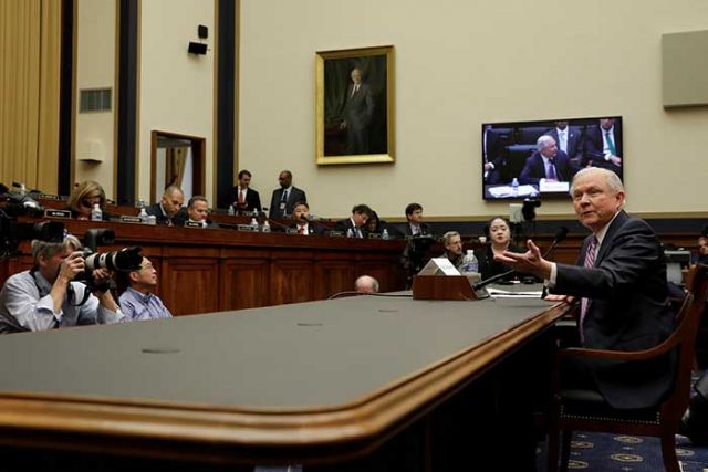 El fiscal general Jeff Sessions llegó a Capitol Hill para dar testimonio bajo juramento