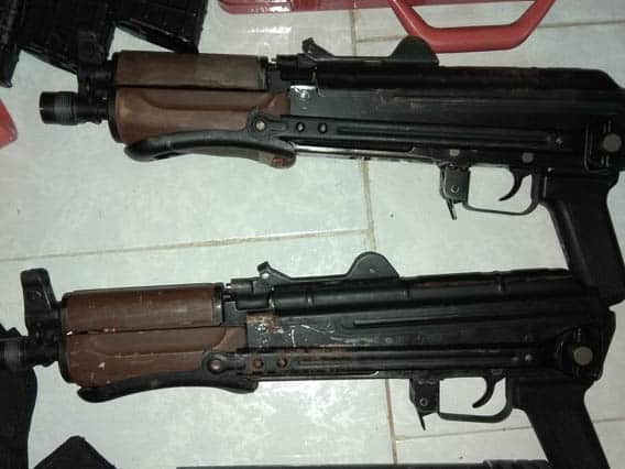 Los dos Kalashnikov incautados.
