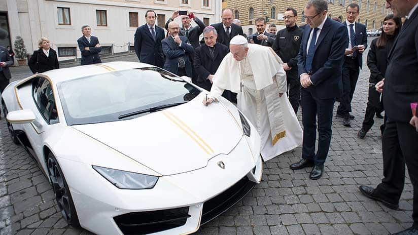 Lamborghini regala a Francisco una edición especial del modelo Huracán