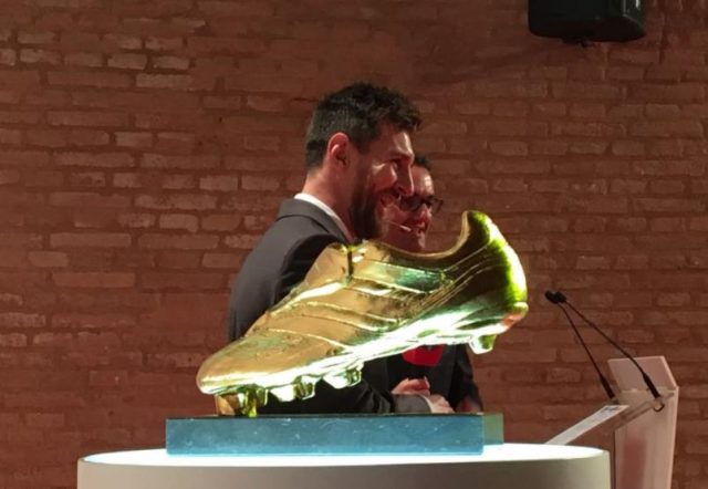 Lionel Messi recibe su cuarta bota de oro