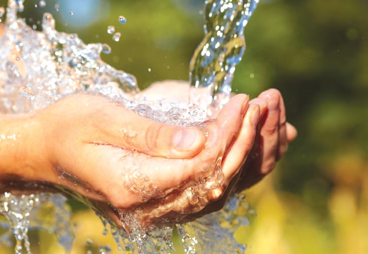 844 millones de personas carecen de agua potable limpia y segura en todo el mundo.