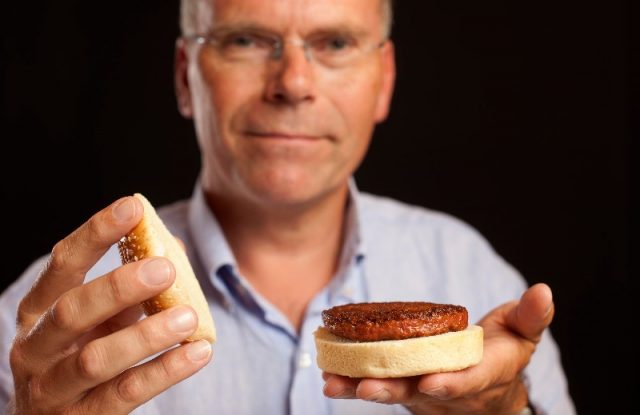 Mark Post presentó en 2013 la primera hamburguesa hecha in vitro