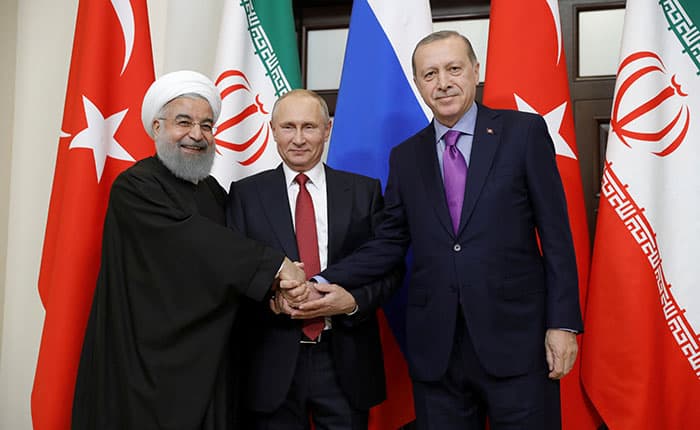 De izquierda a derecha, los presidentes de Irán, Hassan Rouhani; Rusia, Vladimir Putin, y Turquía, Tayyip Erdogan, se saludan durante un encuentro en Sochi, Rusia.