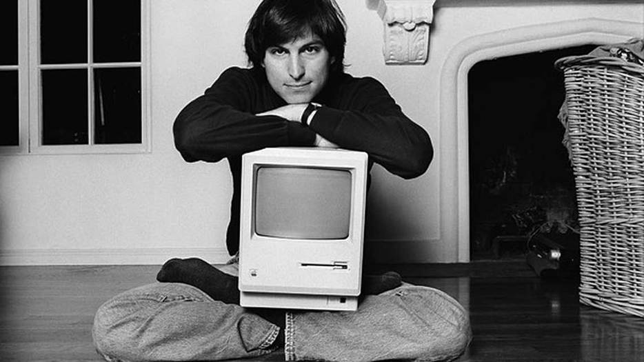 Steve Jobs con la macintosh