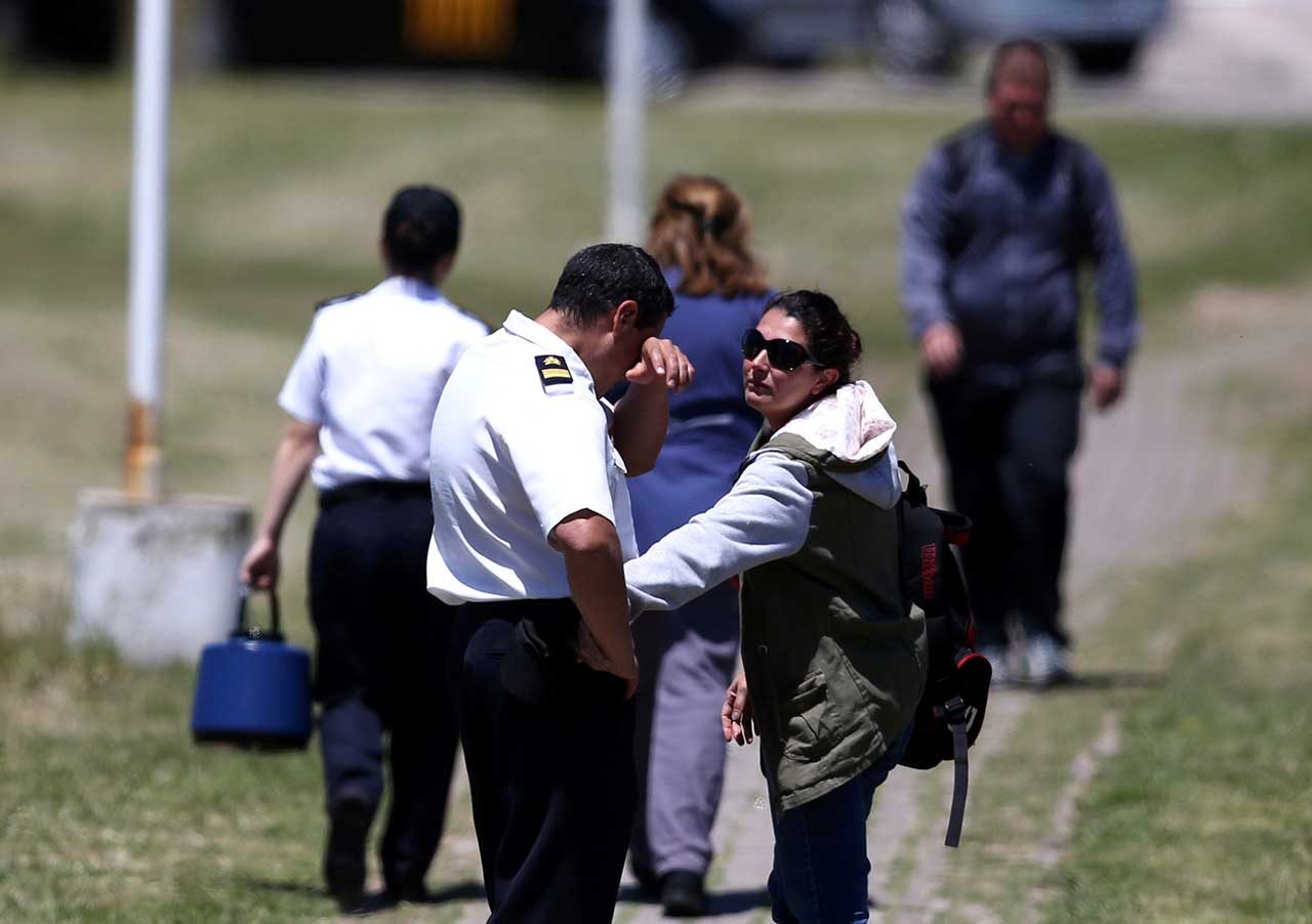 Los familiares de los 44 tripulantes del ARA San Juan, desaparecido el miércoles 15 de noviembre, en la Base Naval de la Armada Argentina (Reuters)