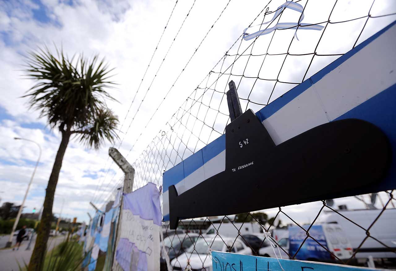 Los familiares de los 44 tripulantes del ARA San Juan, desaparecido el miércoles 15 de noviembre, en la Base Naval de la Armada Argentina (Reuters)