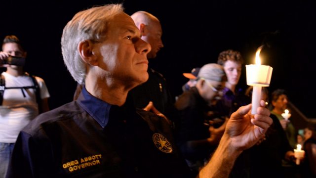 El Gobernador de Texas, Gred Abbott encabezó la vigilia por las víctimas