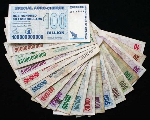 Billetes de Zimbabue, una prueba de la hiperinflación, la más alta del mundo (ahora junto a la de Venezuela)