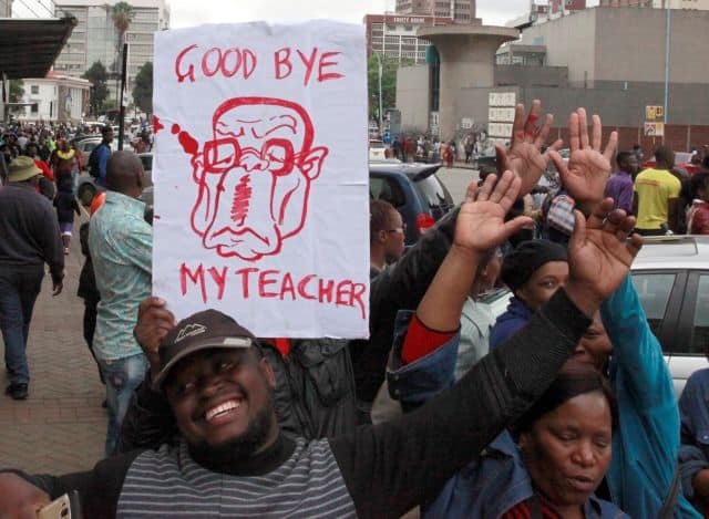 La población de Zimbabue celebra la inminente salida de Mugabe