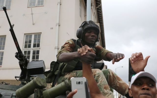 El Ejército de Zimbabue ha recibido muestras de apoyo popular