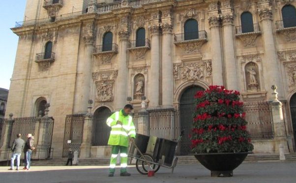 FCC Medio Ambiente El Ayuntamiento de Jaén adjudica a FCC Medio Ambiente el concurso de recogida de residuos urbanos, limpieza viaria y mantenimiento de zonas verdes
