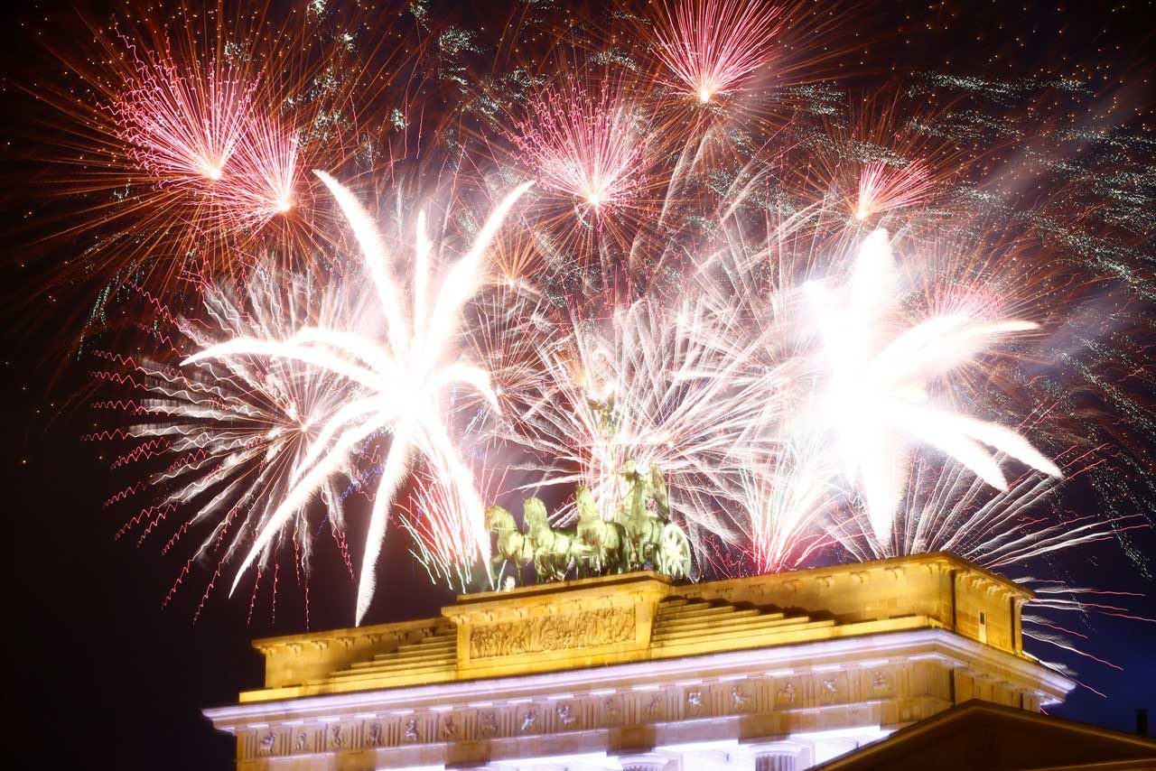 Fuegos artificiales iluminan escultura de la cuadriga en lo alto de la puerta de Brandenburgo en Berlin. REUTERS