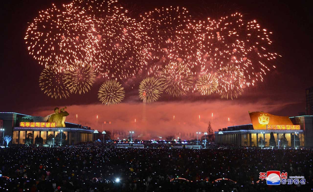 Los fuegos artificiales se ven durante las celebraciones de Año Nuevo en esta foto lanzada por la Agencia Central de Noticias de Corea del Norte (KCNA) en Pyongyang el 1 de enero de 2018. KCNA / a través de REUTERS
