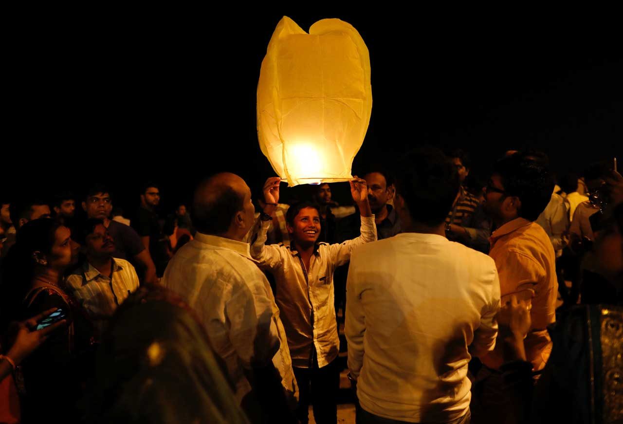 La gente celebra el Diwali, o festival de las luces, en una playa en Mumbai, India, el 1 de enero de 2018. REUTERS / Danish Siddiqui