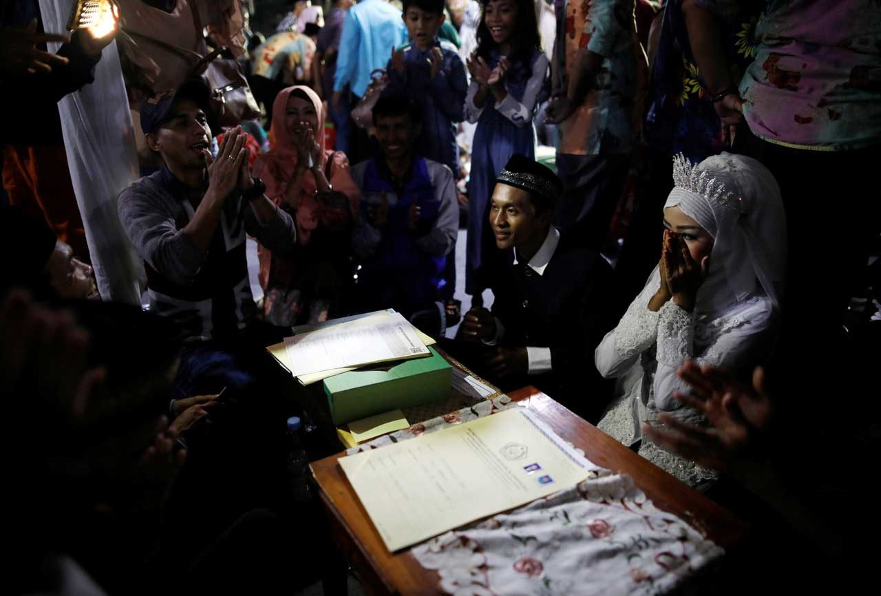 En Indonesia 450 parejas convirtieron el Año Nuevo en una boda masiva en el centro de Yakarta. REUTERS