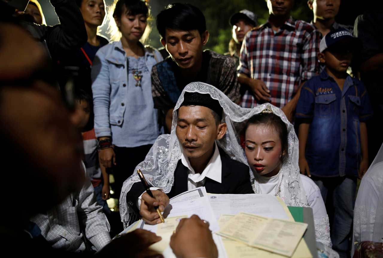 En Indonesia 450 parejas convirtieron el Año Nuevo en una boda masiva en el centro de Yakarta. REUTERS