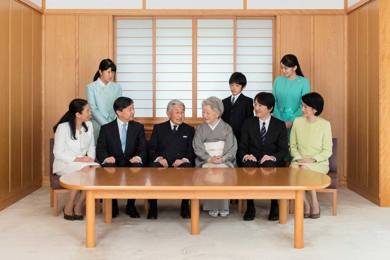 El Emperador de Japón Akihito y la Emperatriz Michiko, sonríen con sus familiares durante una sesión de fotos para el Año Nuevo en el Palacio Imperial en Tokio. REUTERS
