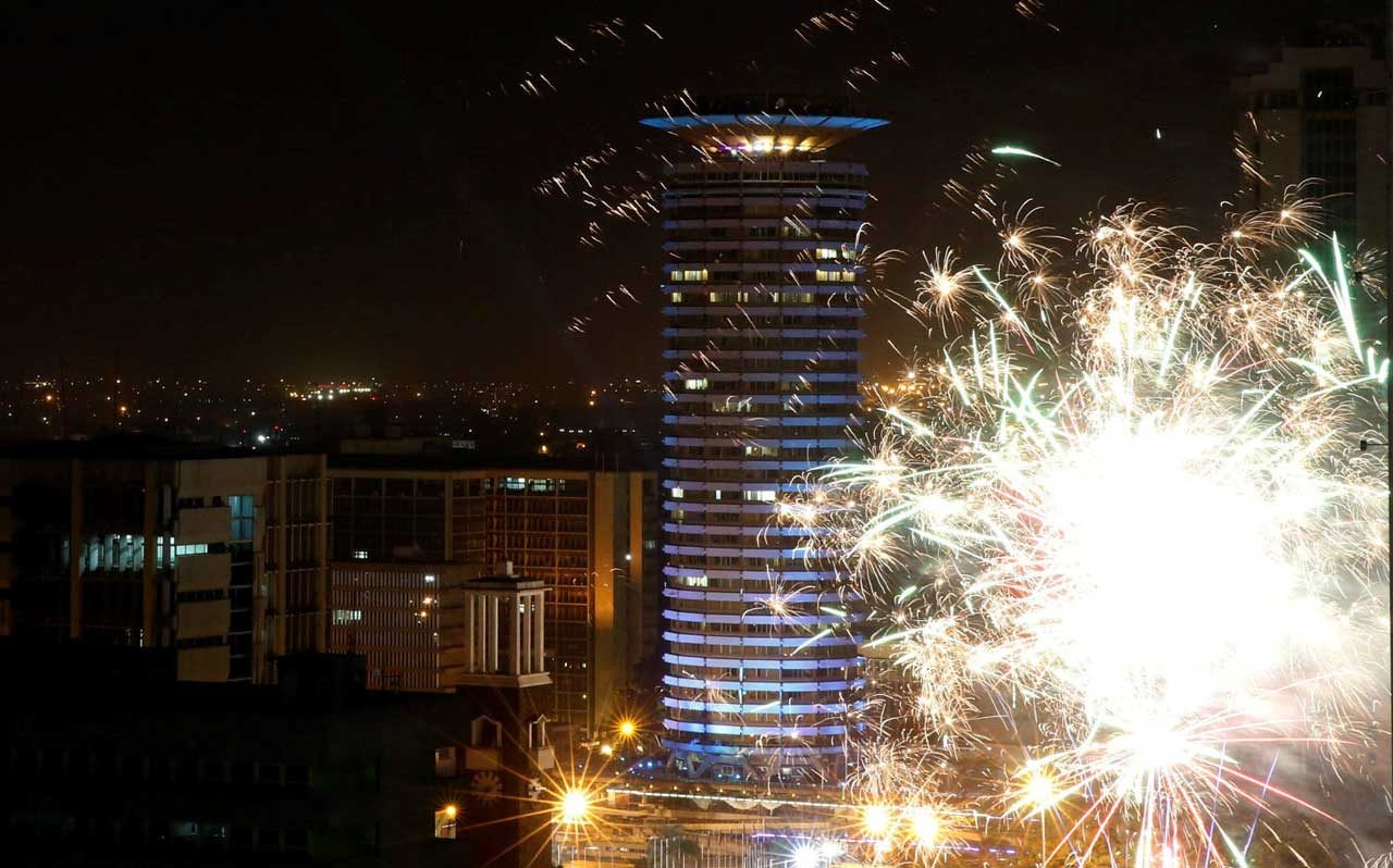 Los fuegos artificiales explotan en la plaza del Centro de Convenciones Internacional de Kenyatta (KICC) durante las celebraciones de la víspera de Año Nuevo en Nairobi, Kenia, el 1 de enero de 2018. REUTERS / Thomas Mukoya