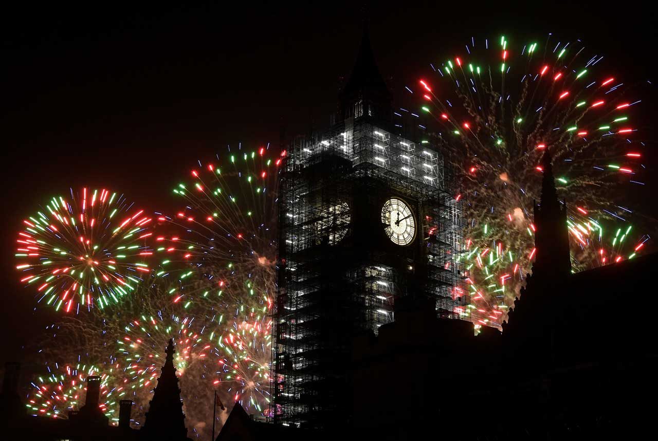 Los fuegos artificiales explotan detrás de la Torre de Elizabeth, comúnmente conocida como Big Ben, durante las celebraciones de la víspera de Año Nuevo en Londres, Gran Bretaña, el 1 de enero de 2018. REUTERS / Toby Melville