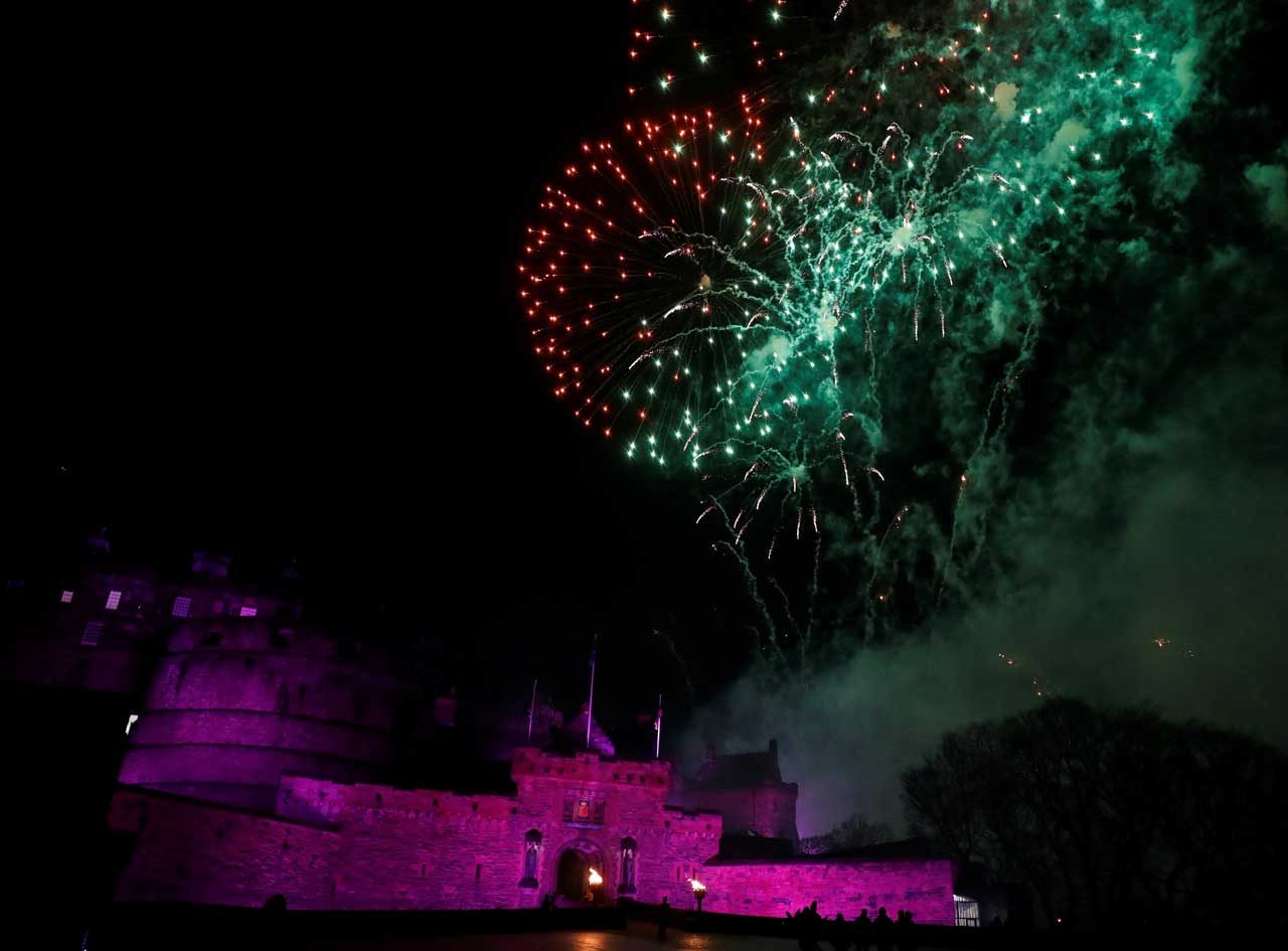 Los fuegos artificiales se disparan sobre el Castillo de Edimburgo para anunciar el Año Nuevo durante las celebraciones de Hogmanay en Edimburgo, Escocia, el 1 de enero de 2018. REUTERS / Russell Cheyne