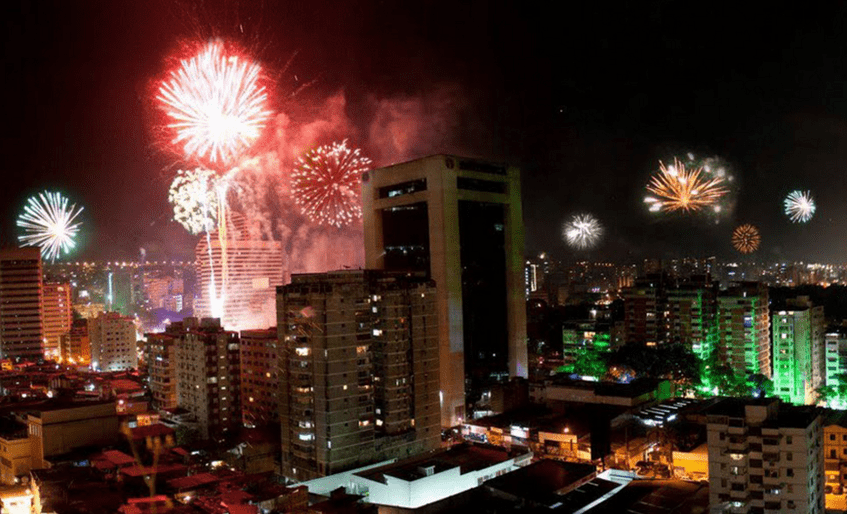 Feliz Año Nuevo 2018: Los fuegos artificiales iluminan el cielo de Caracas para recibir el 2018