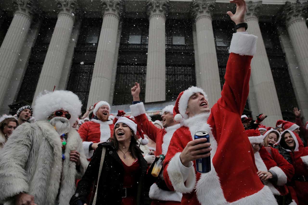Los juerguistas disfrazados de Papá Noel celebran durante el evento anual de SantaCon en la ciudad de Nueva York. REUTERS