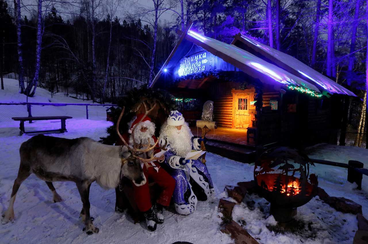 Dos hombres vestidos como Santa Claus y Father Frost, el equivalente ruso de Santa Claus, realizan una presentación para los visitantes en el Royev Ruchey Park en los suburbios de Krasnoyarsk, Rusia. REUTERS