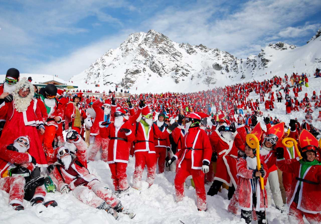 Las personas vestidas de Santa Claus disfrutan de la nieve en la estación de esquí alpino de Verbier, Suiza. REUTERS