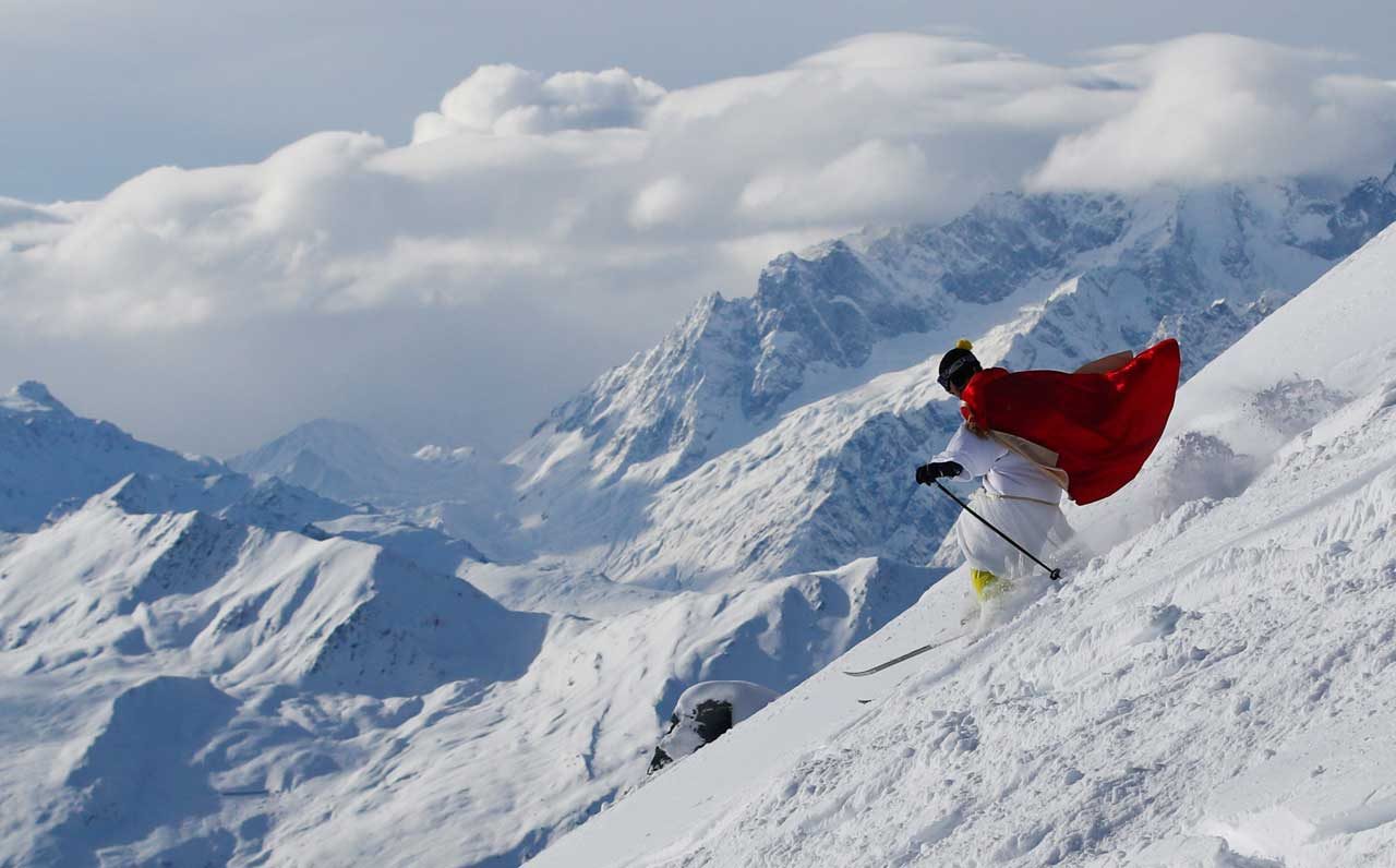Un hombre vestido de Santa Claus disfruta de la nieve durante el día de San Nicolás en la estación de esquí alpino de Verbier, Suiza. REUTERS