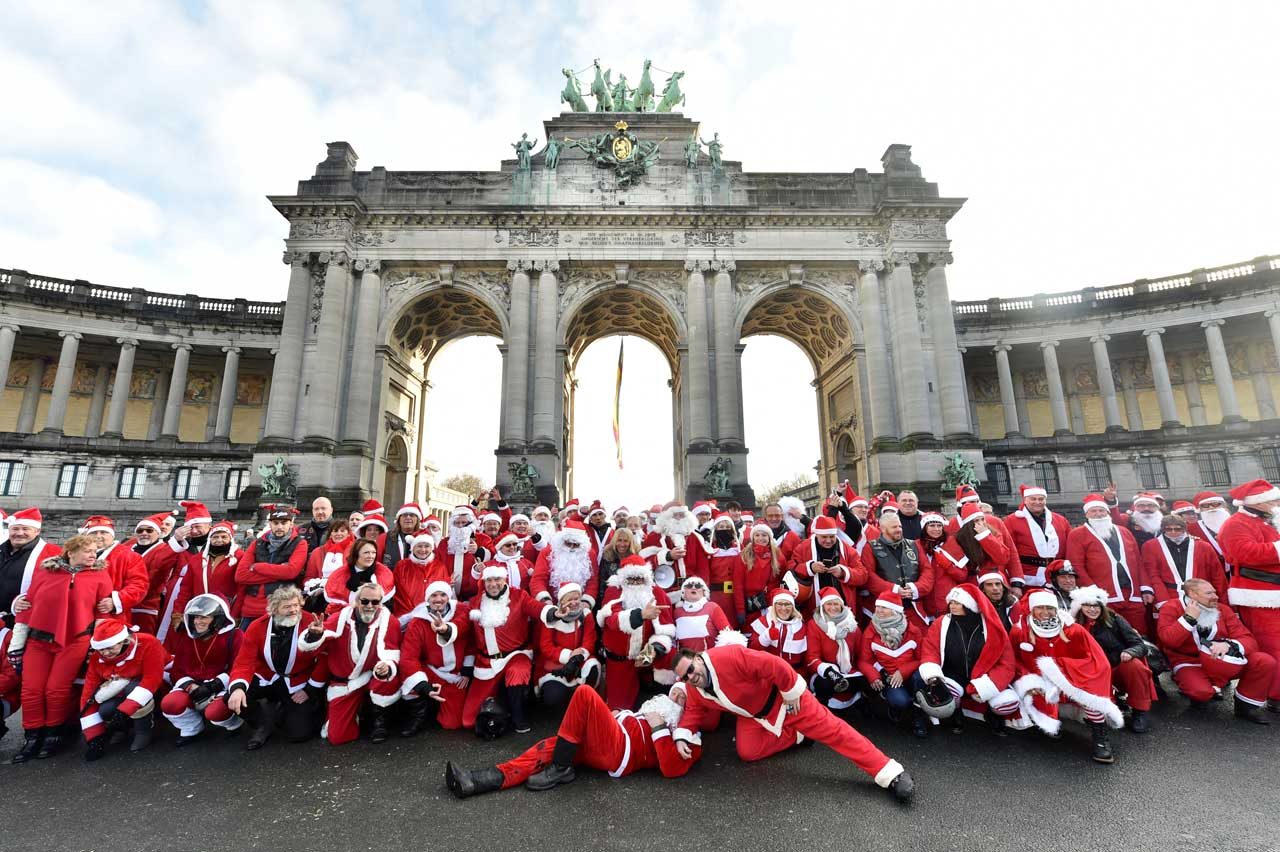 Más de un centenar de ciclistas Harley Davidson disfrazados de Santa Claus se reúnen en el Parc du Cinquantenaire en Bruselas, Bélgica. REUTERS