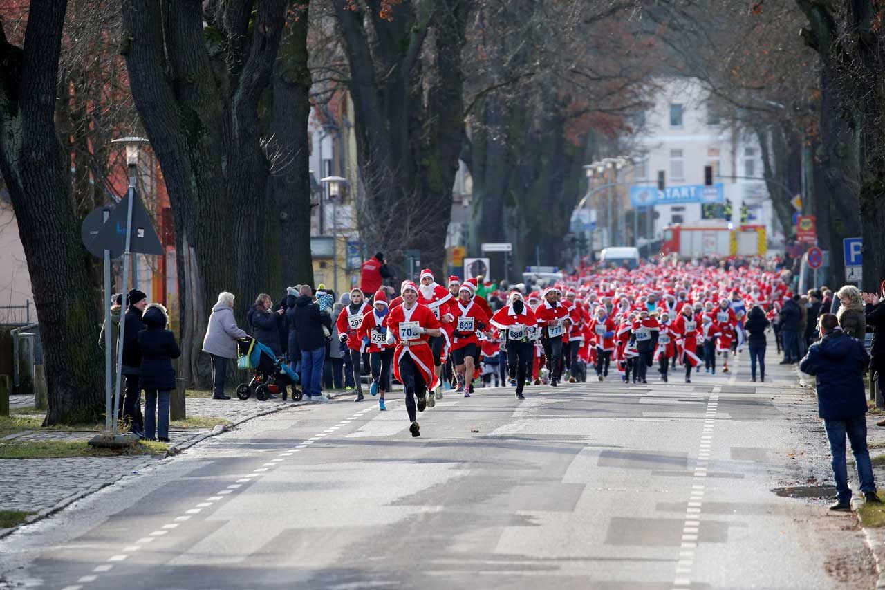 La gente vestida como Santa Claus corre por las calles de Michendorf, Alemania. REUTERS