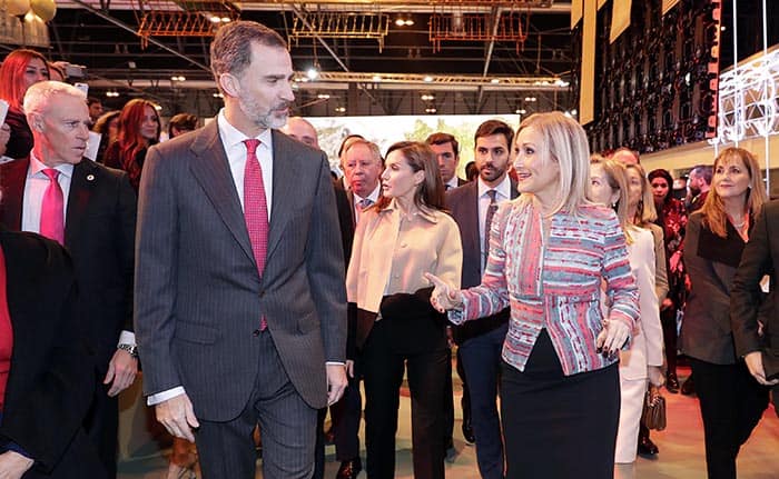 La presidenta de la Comunidad de Madrid, Cristina Cifuentes, junto al rey Felipe VI.