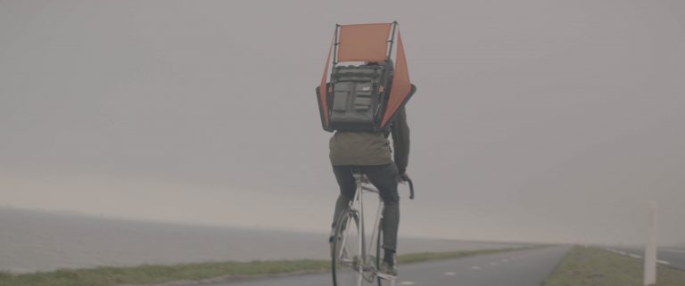 Windbag: una mochila que combina viento y vela para andar en bicicleta más rápido