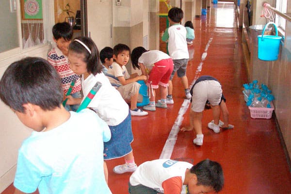 Chip Húmedo Sumergir Los niños deben limpiar sus propias escuelas? Japón dice que si