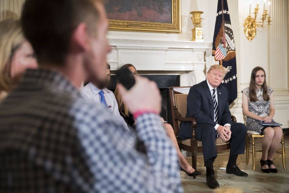Sobrevivientes del tiroteo en Florida se reunieron con Donald Trump