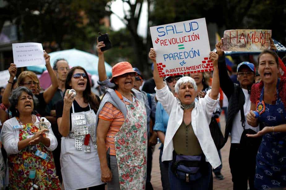 La gente toma parte en una protesta contra la escasez de medicamentos en Caracas, Venezuela, el 8 de febrero de 2018. La pancarta dice "Salud en revolución = muro de ejecución". REUTERS / Carlos Garcia Rawlins